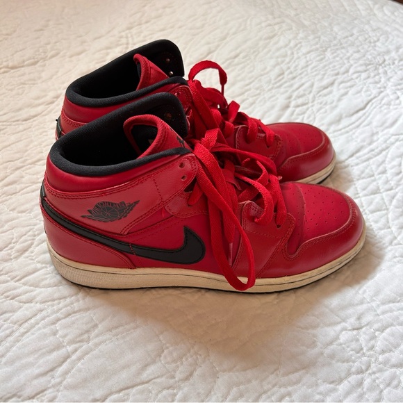Air Jordans red Size 5 Youth - Picture 1 of 7